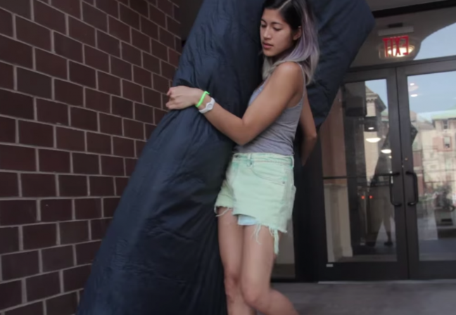 Columbia Student Carrying Mattress Emma Sulkowicz