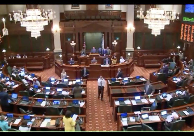 http://wgntv.com/2017/06/01/illinois-lawmakers-fail-to-pass-budget-miss-spring-deadline/