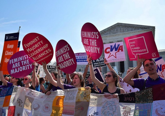 https://commons.wikimedia.org/wiki/File:Pro-choice_demonstration_about_Whole_Woman%27s_Health_v._Hellerstedt_in_front_of_SCOTUS_19.jpg