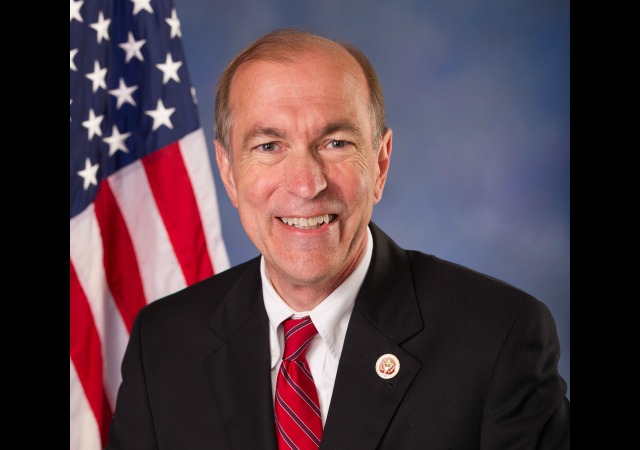 https://upload.wikimedia.org/wikipedia/commons/b/b9/Scott_Garrett_official_congressional_photo.jpg