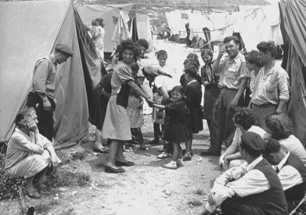 Jewish-Refugees-Maabara-1950-e1529624882873-620x435.jpg